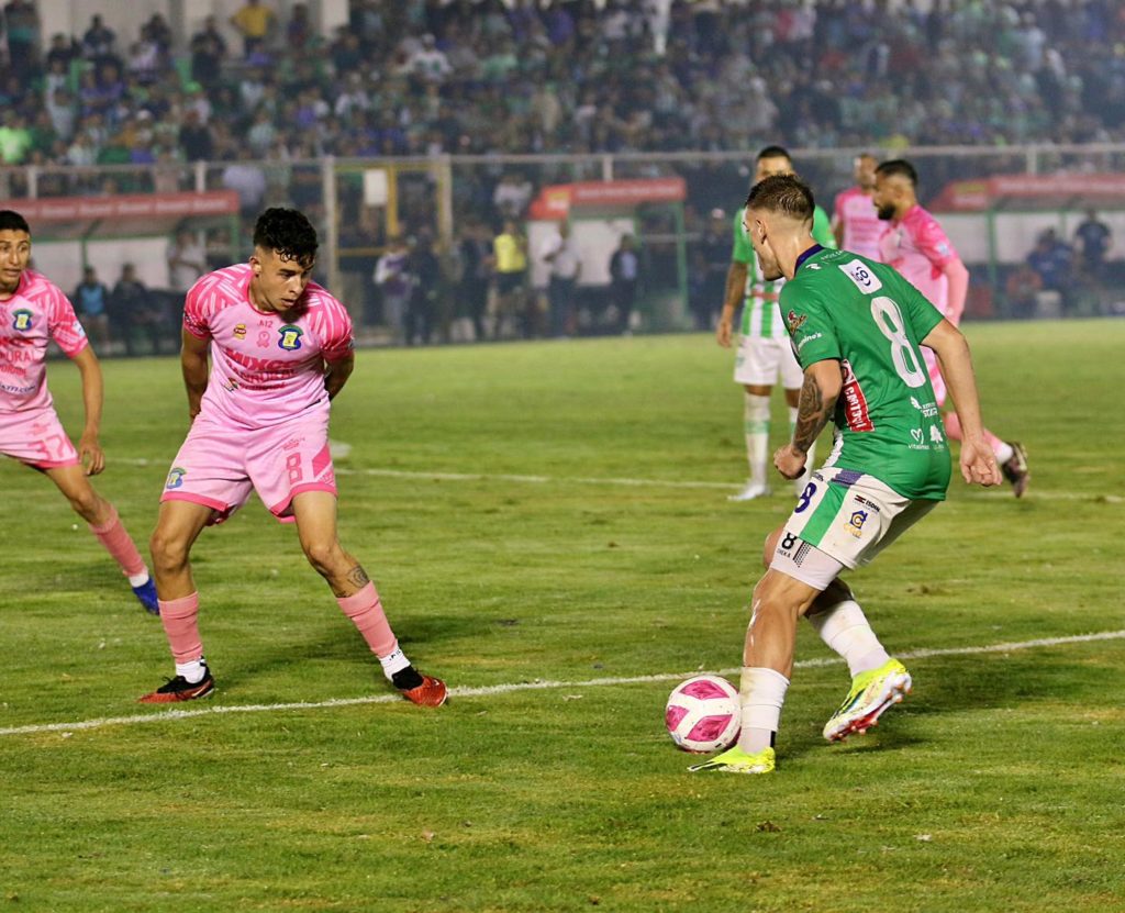 Antigua GFC vs Mixco semifinales Francisco Cavallo marca a Cristian Hernández en una jugada del partido.